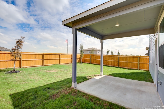 view of yard featuring a patio area