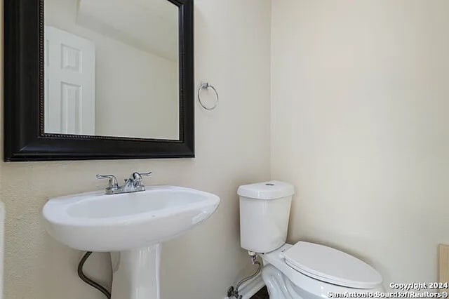 bathroom featuring sink and toilet