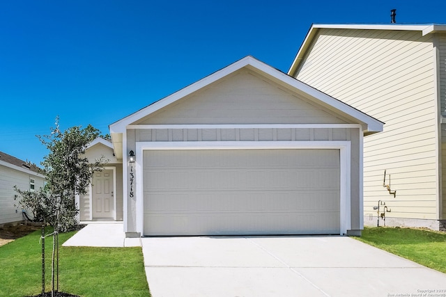 view of front of house featuring a front yard and a garage