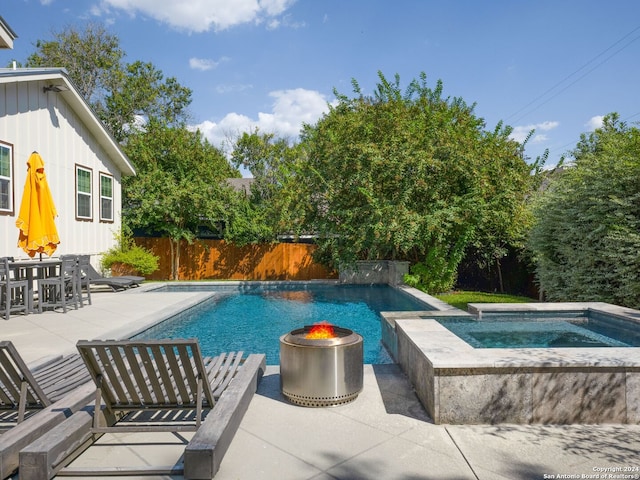 view of swimming pool with an in ground hot tub and a patio area