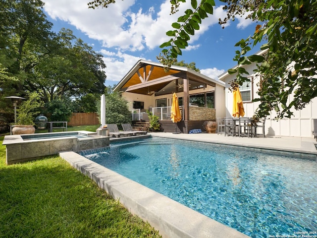 view of pool featuring an in ground hot tub, ceiling fan, a patio, and pool water feature