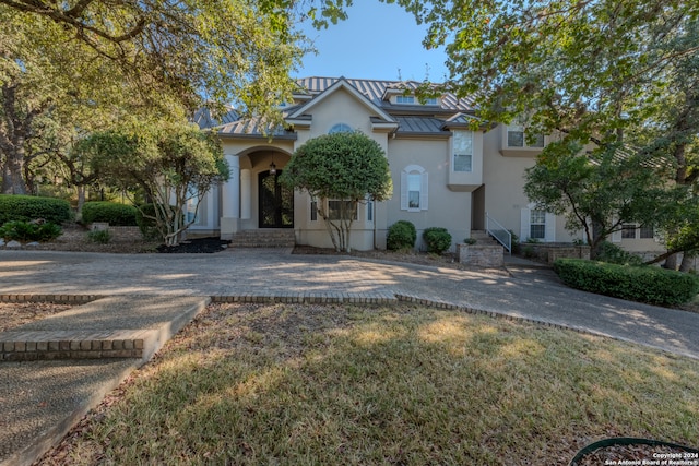 view of front of house with a front lawn