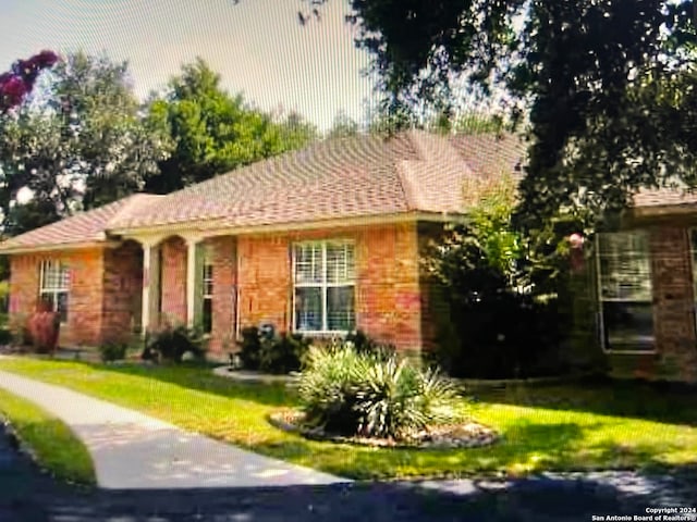 single story home with a front lawn