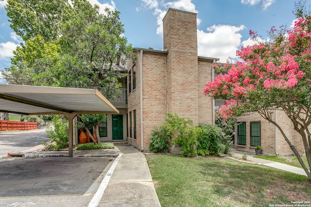 view of front of home featuring a front yard