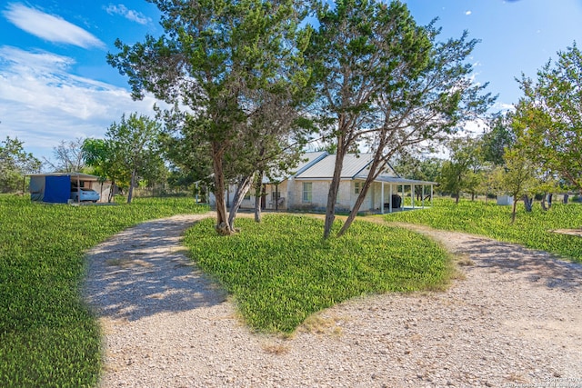 ranch-style home featuring a front lawn