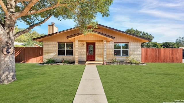 view of front of home featuring a front lawn