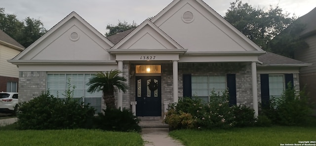 view of front facade featuring a front lawn