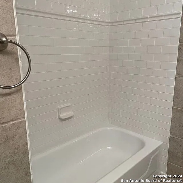 bathroom with tiled shower / bath