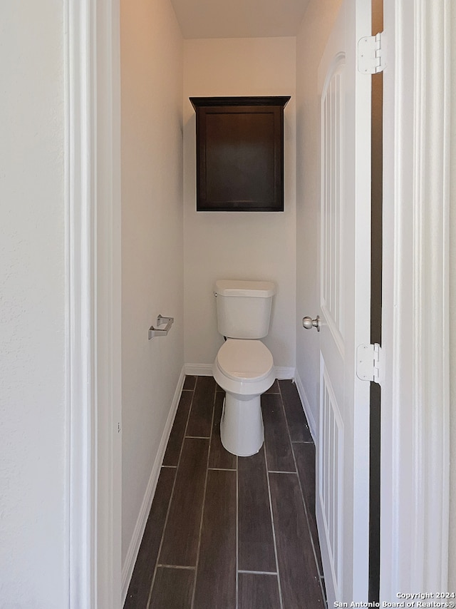 bathroom featuring toilet