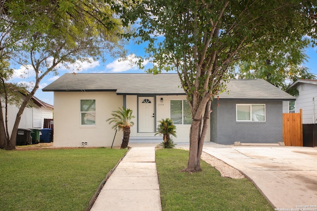 single story home with a front lawn