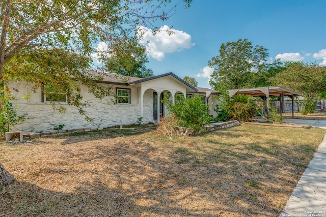 single story home featuring a front yard