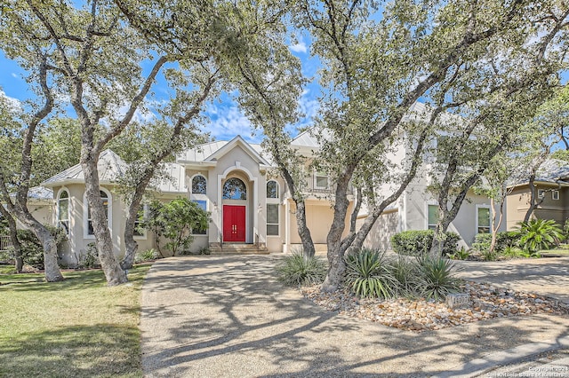 view of front facade featuring a front yard