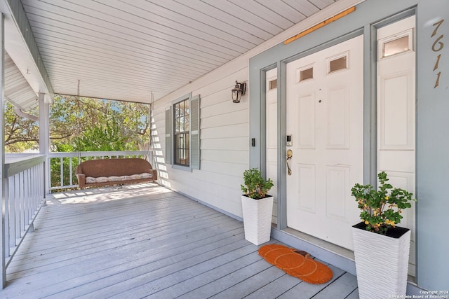 entrance to property featuring a porch