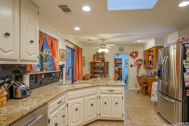 kitchen with kitchen peninsula, stainless steel fridge with ice dispenser, crown molding, and sink