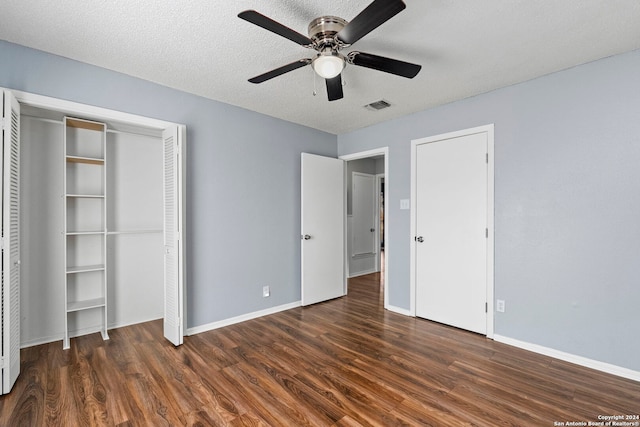 unfurnished bedroom featuring ceiling fan, a textured ceiling, and dark hardwood / wood-style floors