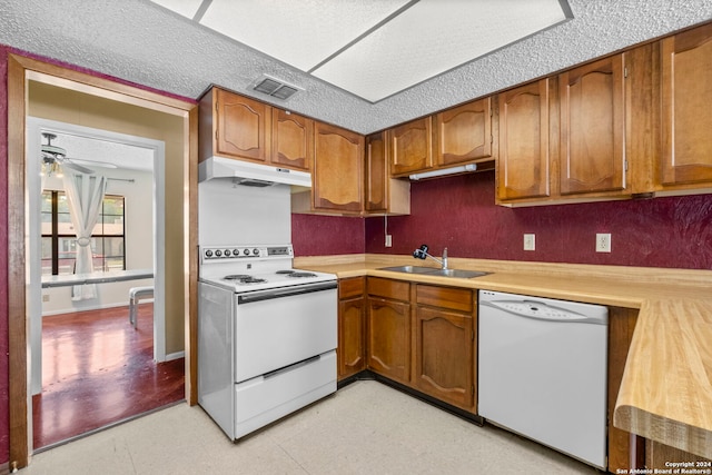 kitchen with ceiling fan, a textured ceiling, sink, and white appliances