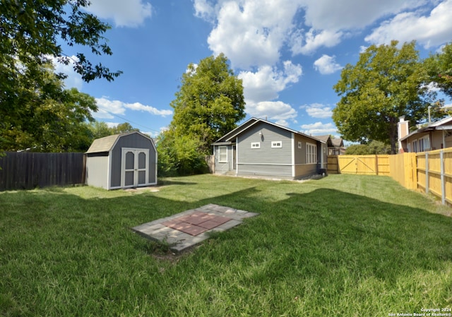 view of yard featuring a storage shed