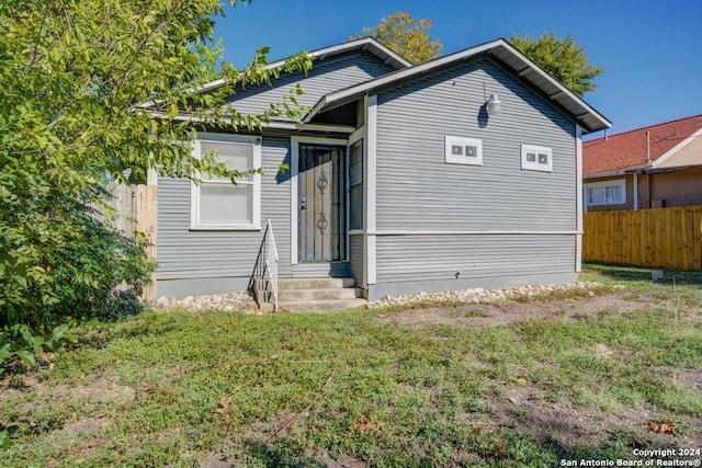 view of front of house featuring a front yard