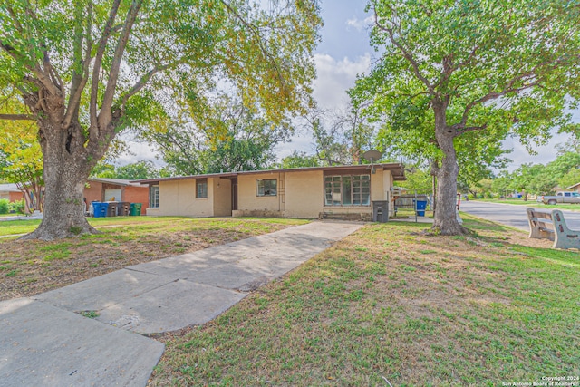 ranch-style house featuring a front yard