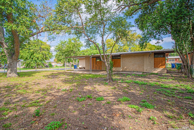 view of yard featuring a patio area