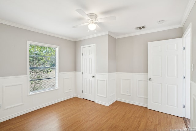 empty room featuring ceiling fan, ornamental molding, and light hardwood / wood-style floors