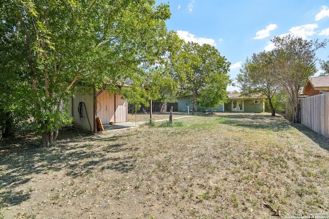 view of yard with a storage unit