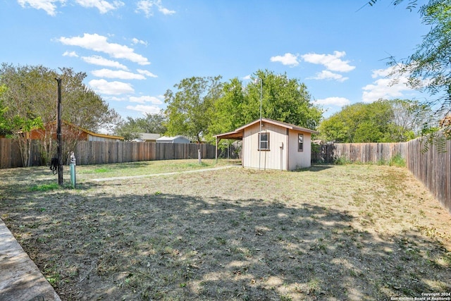 view of yard featuring a storage unit