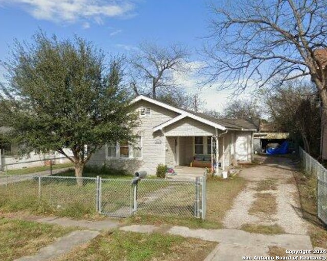 view of front of property featuring a front lawn