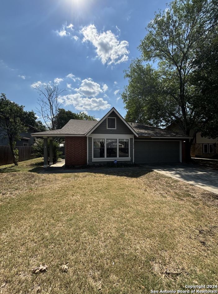 view of front facade featuring a garage and a front lawn