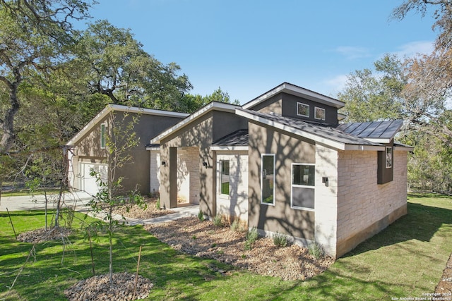 view of front facade featuring a front lawn and a garage