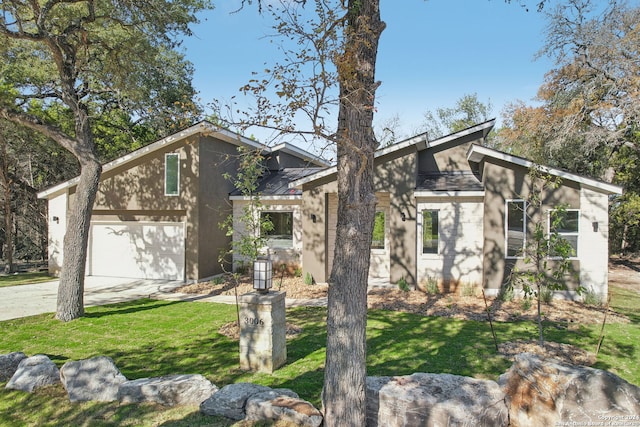 view of front of home featuring a front lawn and a garage