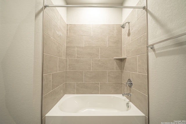 bathroom with tiled shower / bath combo