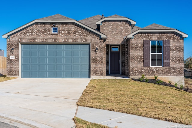 view of front property featuring a front lawn