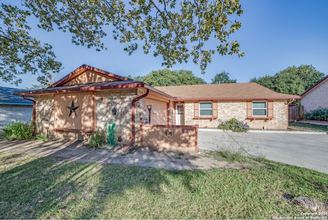 view of front of home with a front lawn