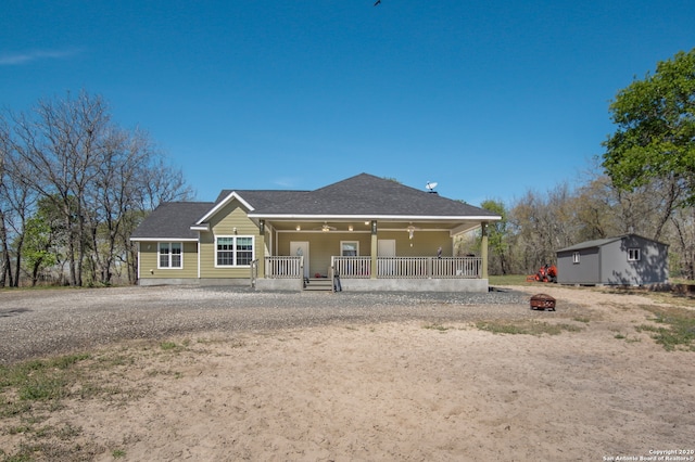 view of front of property with ceiling fan