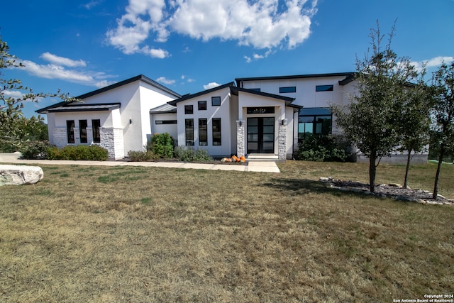 view of front of home featuring a front yard