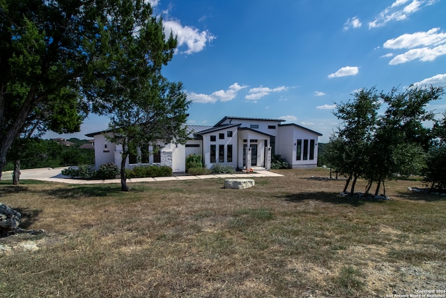 view of front facade featuring a front yard