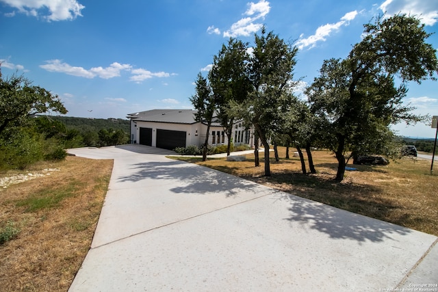 view of front facade featuring a garage and a front yard