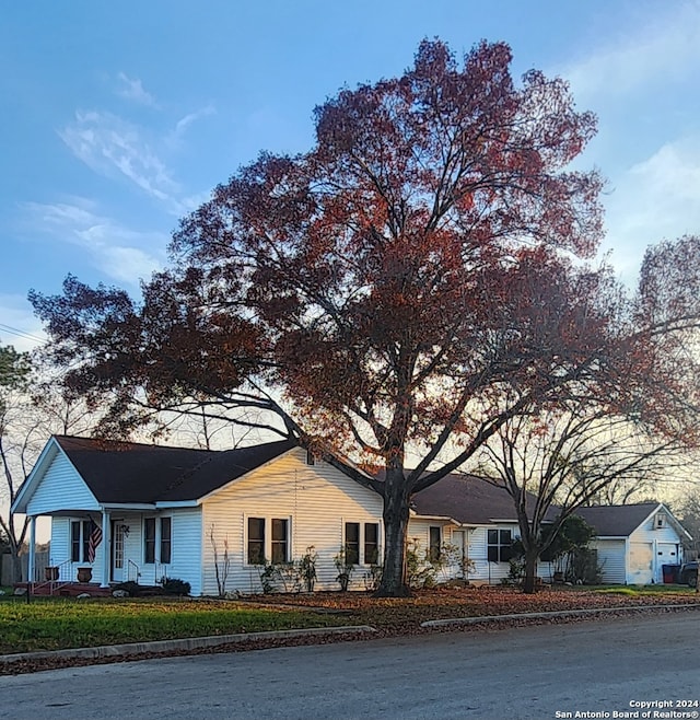 ranch-style house featuring covered porch