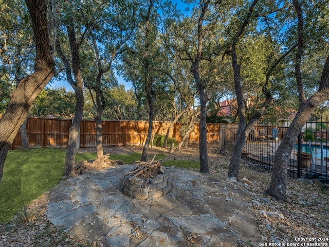 view of yard featuring a patio