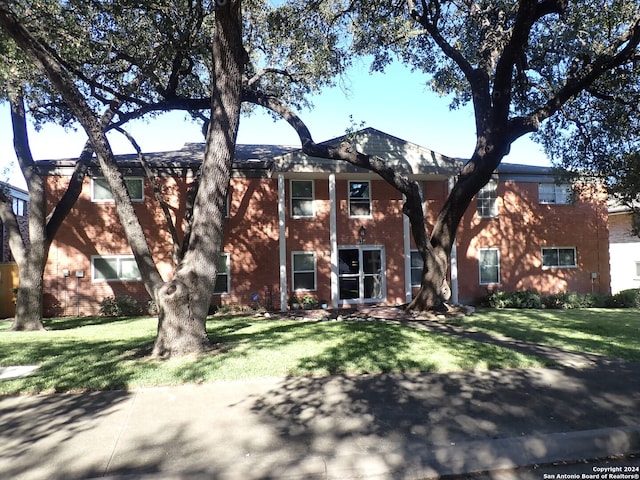 view of front of property with a front lawn