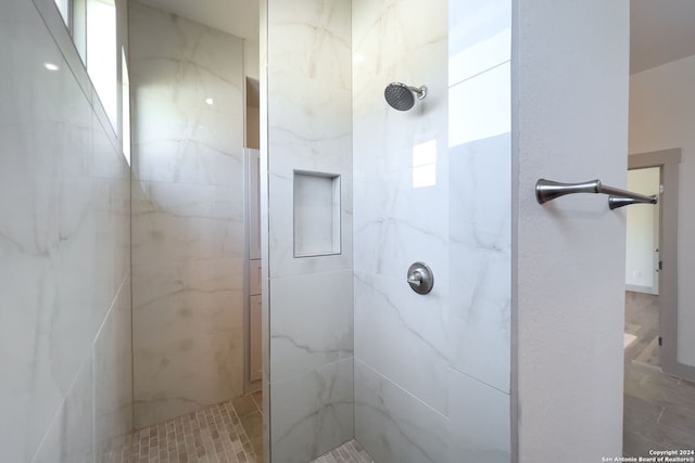 bathroom featuring a tile shower