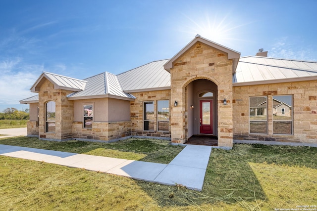 view of front of home featuring a front yard