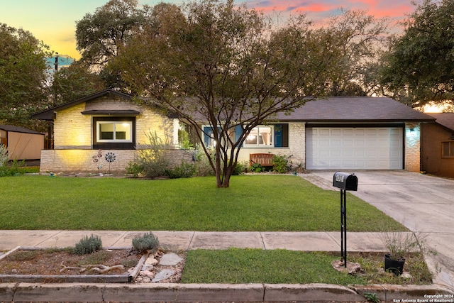 view of front facade featuring a garage and a yard