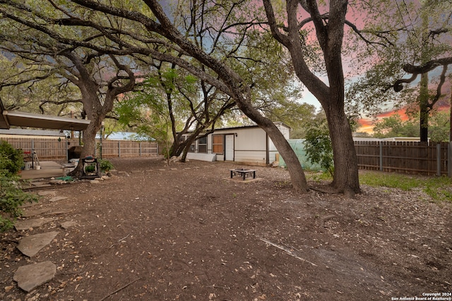 view of yard at dusk