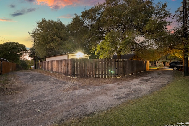 view of yard at dusk