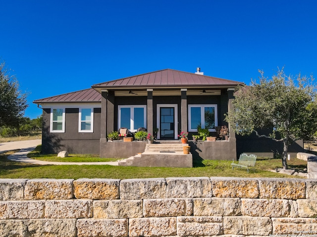 view of front of property featuring a front lawn and ceiling fan