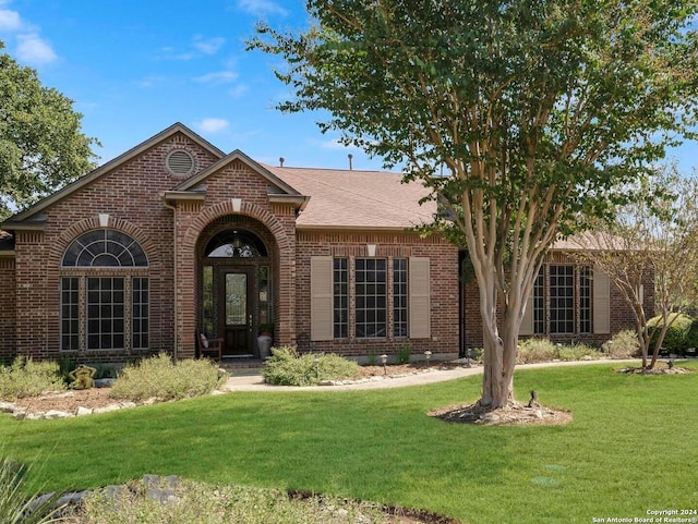 ranch-style house featuring a front lawn