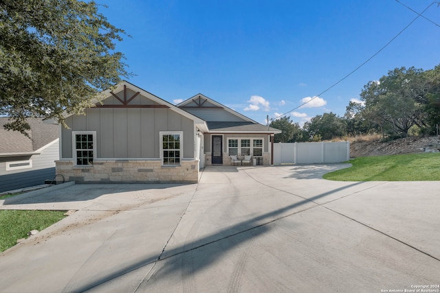 view of front of home featuring a front lawn and a patio