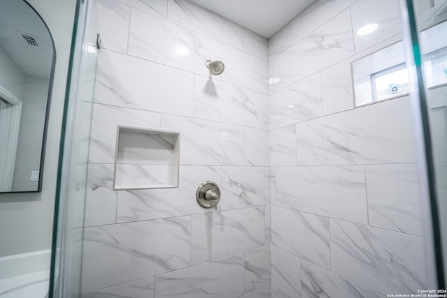 bathroom featuring tiled shower